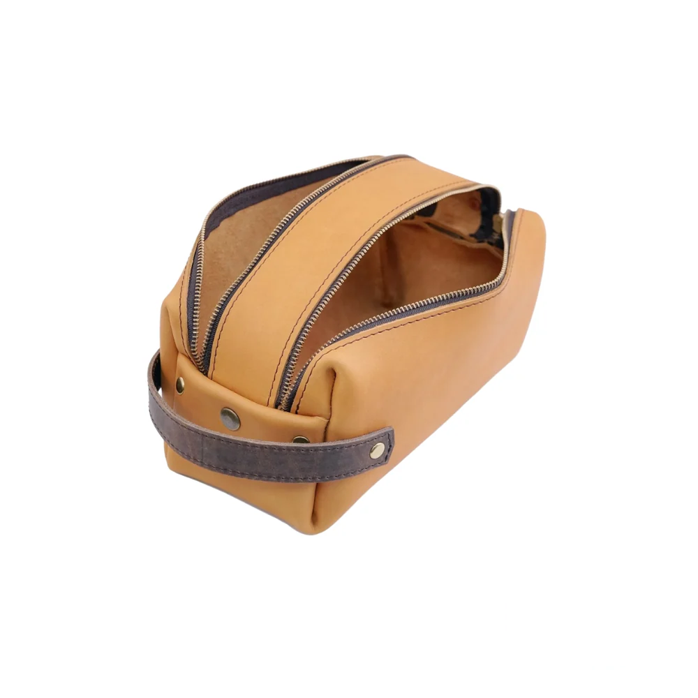 Side view of the High Line Max Leather Bag showing its structure and stitching.