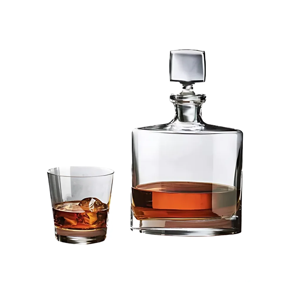 Nude Square & Rocks V Whiskey Gift Set featuring a stylish decanter paired with a whiskey glass, both filled with rich amber liquid, exuding sophistication and elegance.