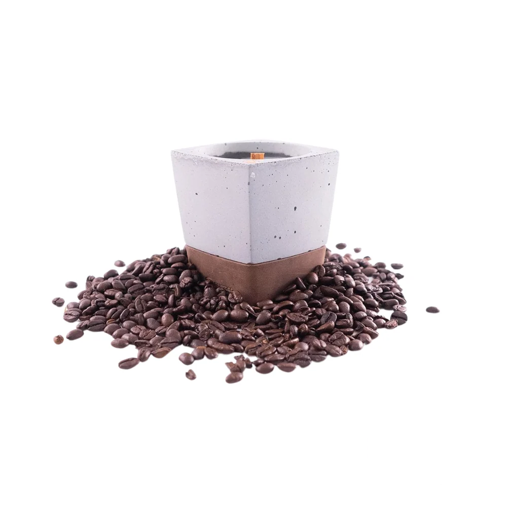 Rustico No. 17 Vanilla Latte Candle in its unlit state, featuring an elegant design and a warm, inviting fragrance.