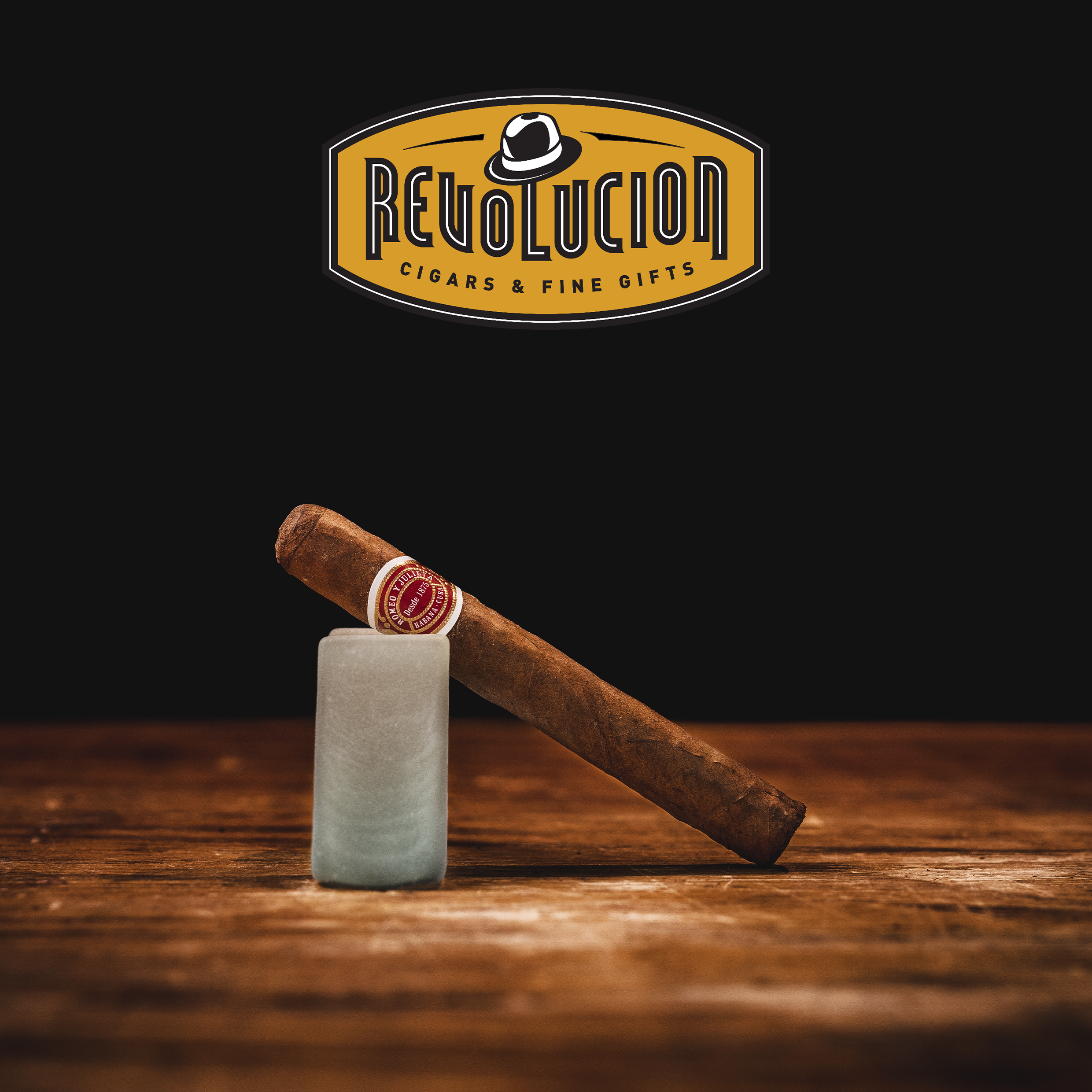 Angled shot of Romeo y Julieta No.3 A/T cigar displaying the detailed band and aluminum casing.