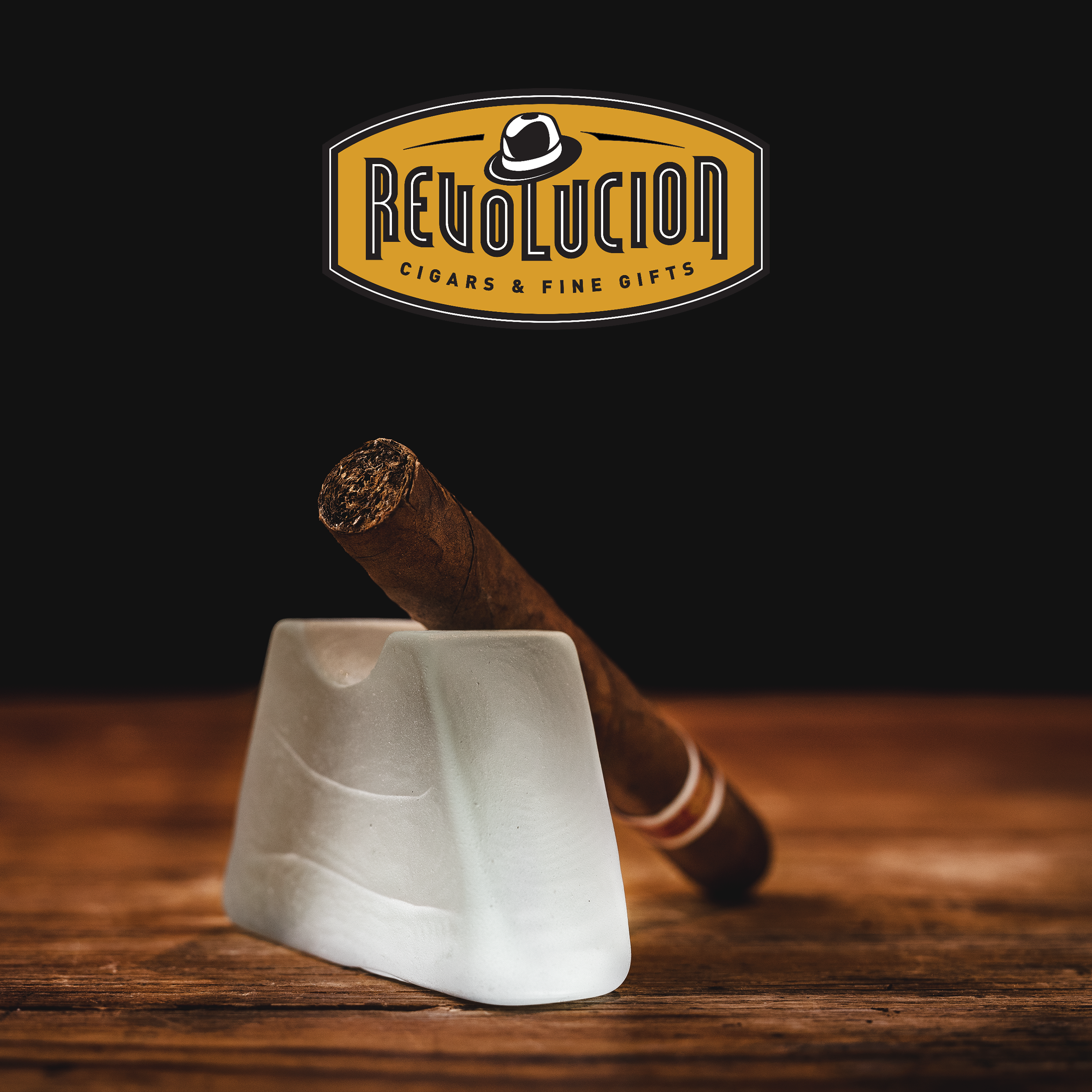 Close-up of the foot of the Romeo y Julieta No.3 Petit Corona, showcasing the cigar’s tightly packed filler.