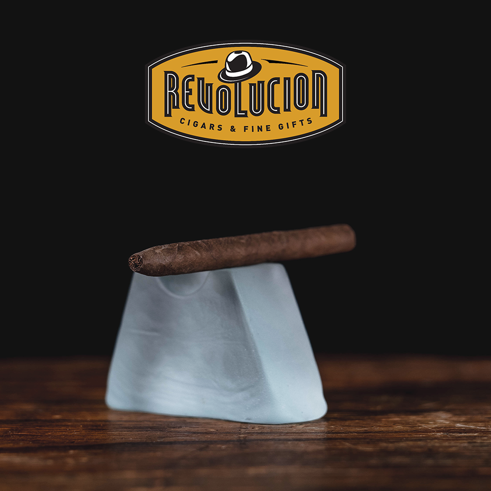 Top of an Azan Corto cigarillo, revealing the quality of its tobacco blend.