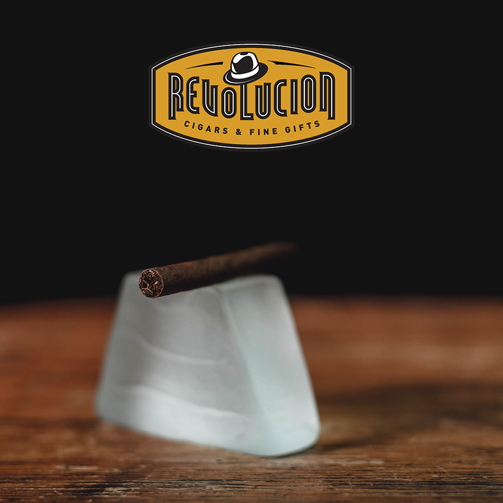 Close-up of the foot of a Neos Havana Nights Mini Cigarillo, revealing the finely packed tobacco.