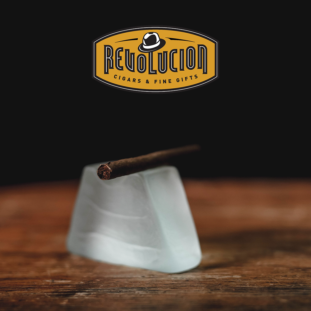 Close-up of the foot of a Neos Original Mini Cigarillo, revealing the finely packed tobacco.