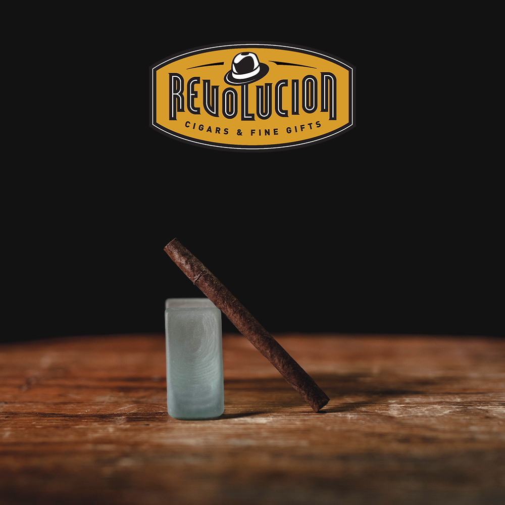 Neos Safari Mini Cigarillo displayed at an angle, showcasing its smooth and refined shape.