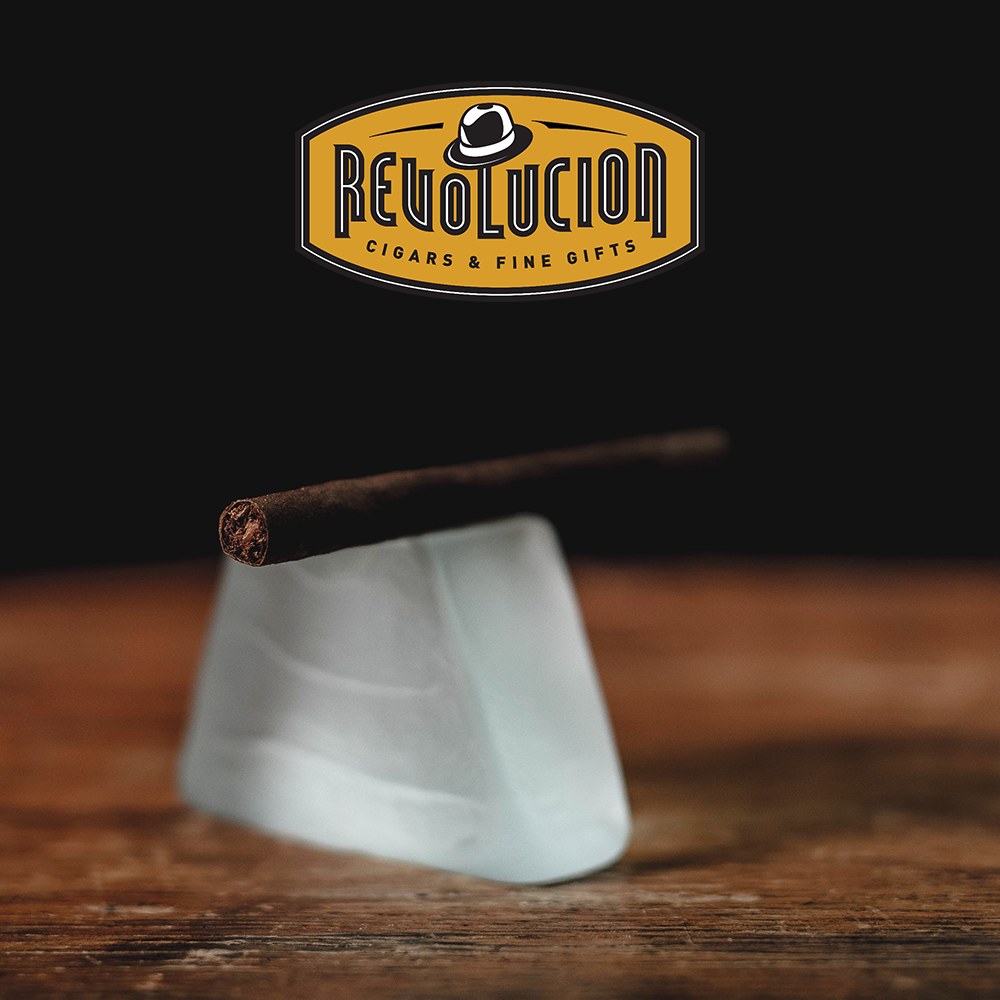 Close-up of the foot of a Neos Safari Mini Cigarillo, revealing the finely packed tobacco.