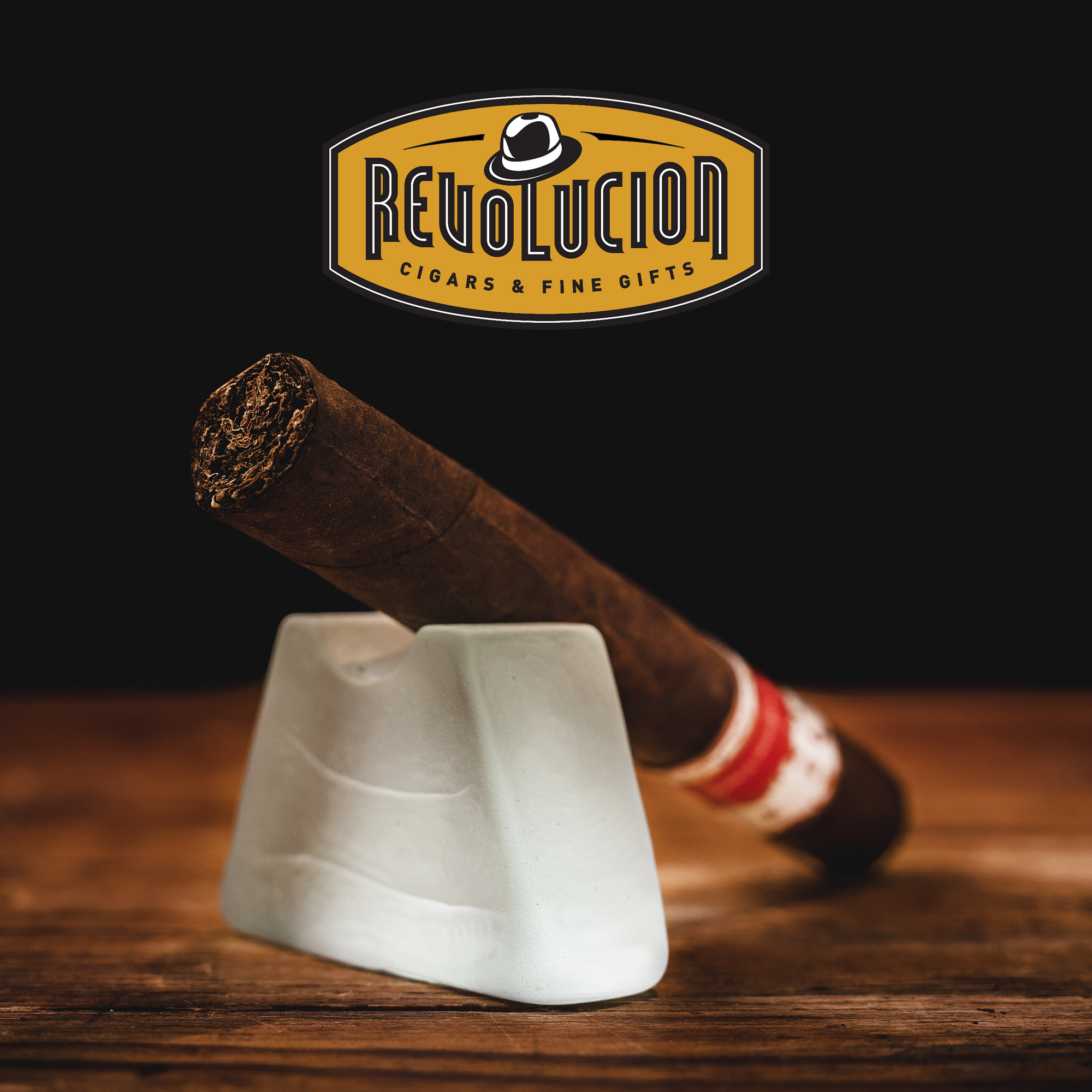 Close-up of the foot of a Casa Turrent 1880 Double Robusto Maduro cigar, revealing the expertly rolled tobacco for a perfect draw.