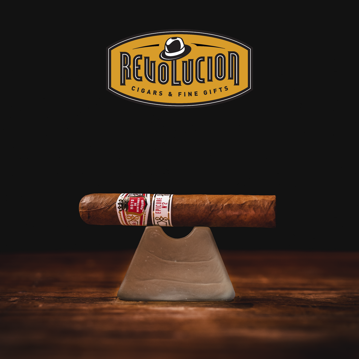 A side profile of the Epicure No.2, emphasizing its firm construction and even roll, a hallmark of Cuban craftsmanship.