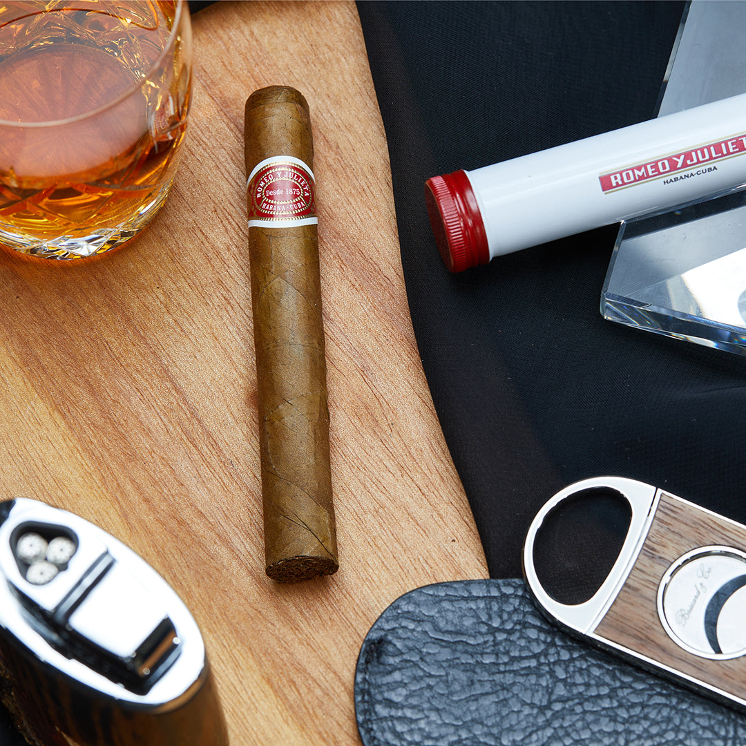 Front view of the Romeo y Julieta No.3 A/T cigar and its tube, highlighting the classic branding.